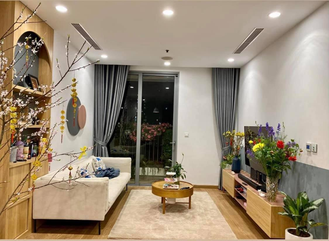 Một căn hộ nhỏ với thiết kế đơn giản, tông màu trung tính không quá nổi bật nhưng những chi tiết nhỏ đã tạo nên một không gian sống thú vị. Trong ảnh: Sofa nhung nỉ kiểu dáng Hàn Quốc kết hợp bàn trà tròn, nhỏ khá thẩm mỹ.