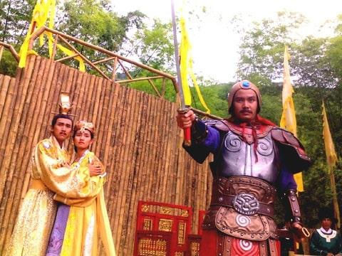 Thai su Tran Thu Do dep nan thai hau tham nhung quyen luc ra sao?