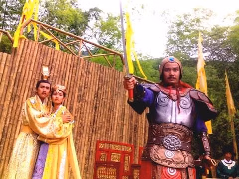 Thai su Tran Thu Do dep nan thai hau tham nhung quyen luc ra sao?