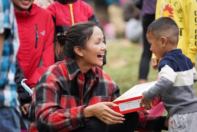 He lo ly do fan nan ni, H'Hen Nie van tu choi ky ten-Hinh-7