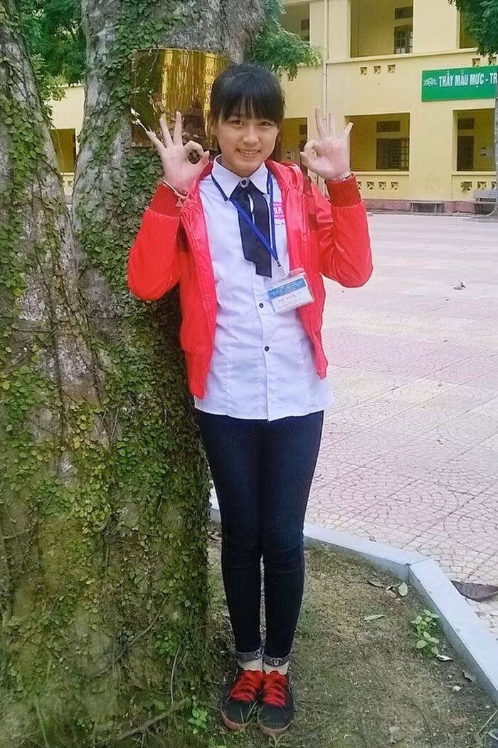 Đỗ Thị Hà hồi đi học đã sở hữu đôi chân dài vượt trội.