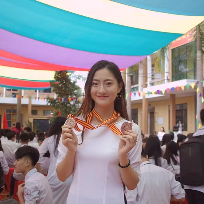 Lương Thùy Linh duyên dáng, rạng ngời thời đi học.