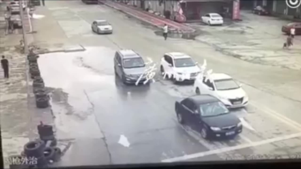 Video: Container mất lái đè bẹp 3 chiếc xe ô tô đang dừng chờ đèn đỏ Video: Container mat lai de bep 3 chiec xe o to dang dung cho den do