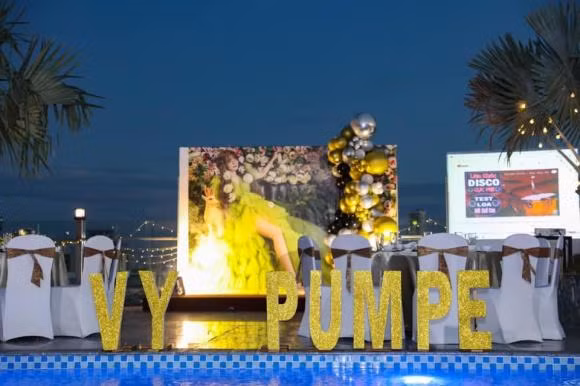 Mac Van Khoa to chuc sinh nhat hoanh trang cho ba xa, ai cung nguong mo-Hinh-2