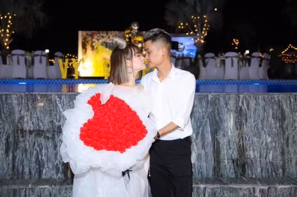 Mac Van Khoa to chuc sinh nhat hoanh trang cho ba xa, ai cung nguong mo-Hinh-16