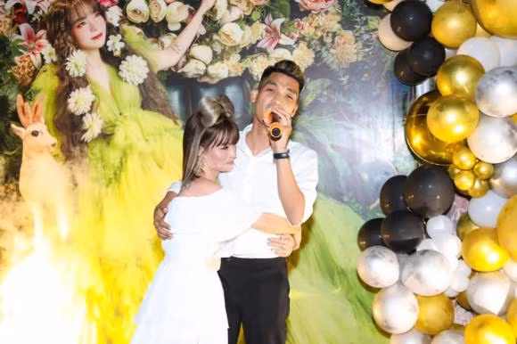 Mac Van Khoa to chuc sinh nhat hoanh trang cho ba xa, ai cung nguong mo-Hinh-13