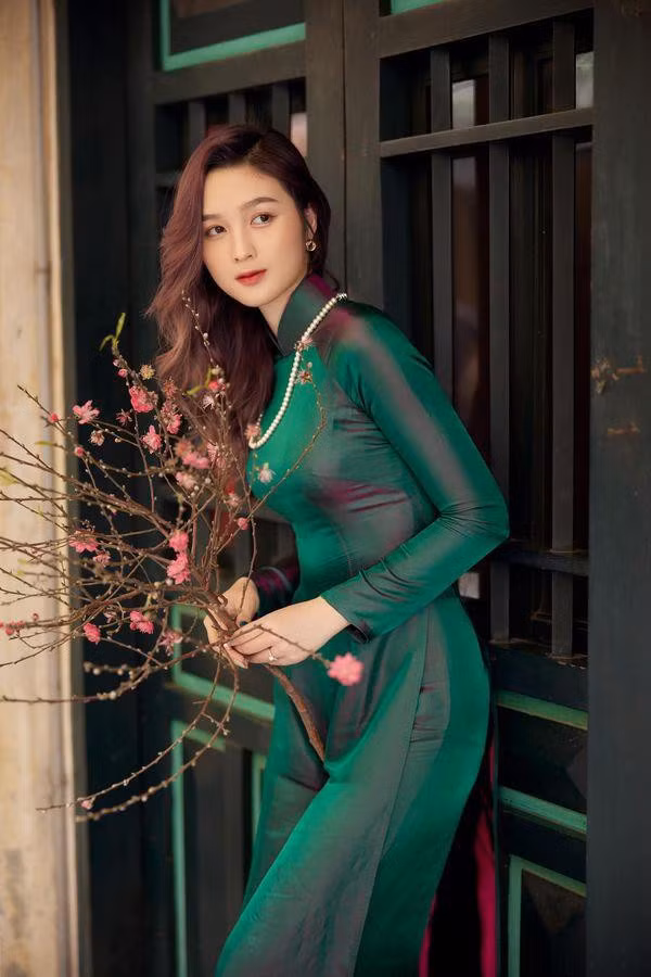 Hoa khoi Dai hoc Quoc gia Ha Noi duyen dang trong ta ao dai xuong pho-Hinh-5