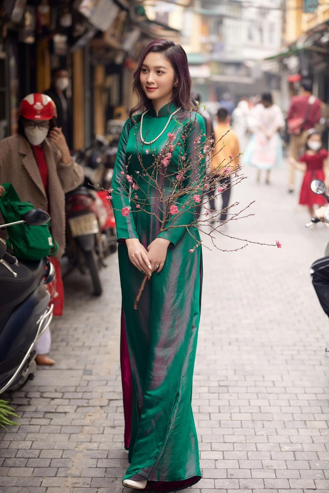 Hoa khoi Dai hoc Quoc gia Ha Noi duyen dang trong ta ao dai xuong pho-Hinh-14
