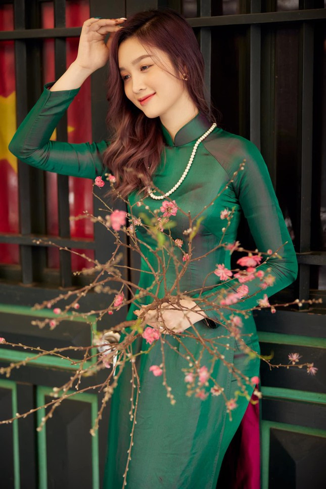 Hoa khoi Dai hoc Quoc gia Ha Noi duyen dang trong ta ao dai xuong pho-Hinh-4