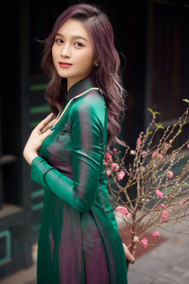 Hoa khoi Dai hoc Quoc gia Ha Noi duyen dang trong ta ao dai xuong pho-Hinh-7