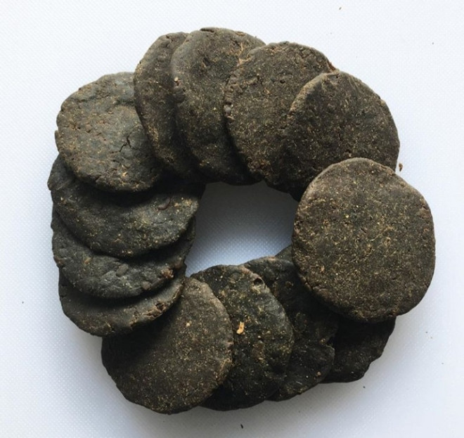 Iru thường được bày bán dưới dạng sấy khô vo thành bánh hoặc để “tươi”. Giữa hai loại này, người dân Nigeria cho rằng Iru sấy khô có mùi “nhẹ nhàng” hơn so với loại tươi. Tuy nhiên, mùi vị của nó sẽ được khôi phục khá nhiều nếu như được chiên trong chảo ngập dầu.