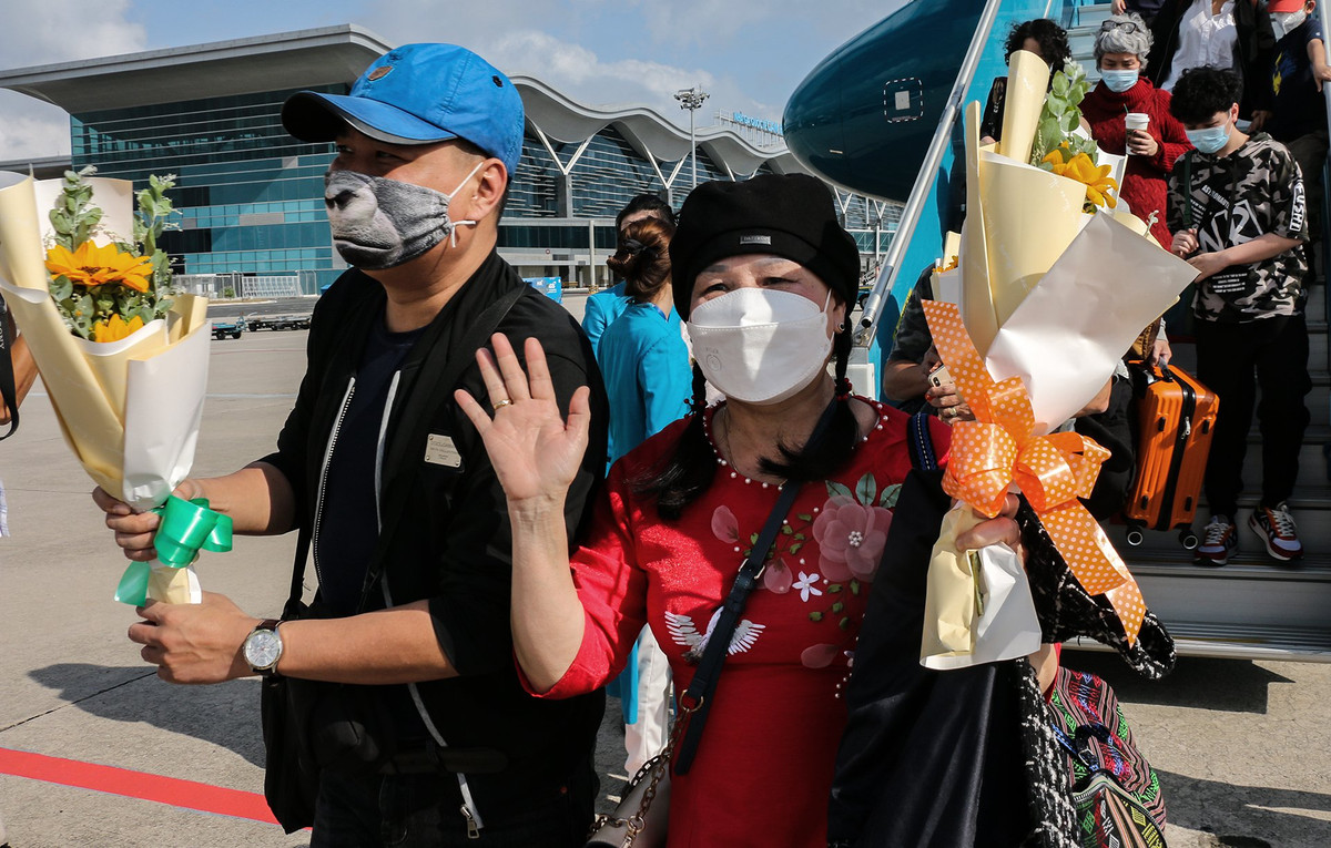 "Năm nào dịp Tết mình cùng gia đình đều vào Nha Trang du lịch, nghỉ dưỡng. Mình rất hạnh phúc khi đầu xuân năm mới được xuất hành đến Nha Trang", bà Nguyễn Thị Kim Quy, ngụ Hà Nội, cho biết.