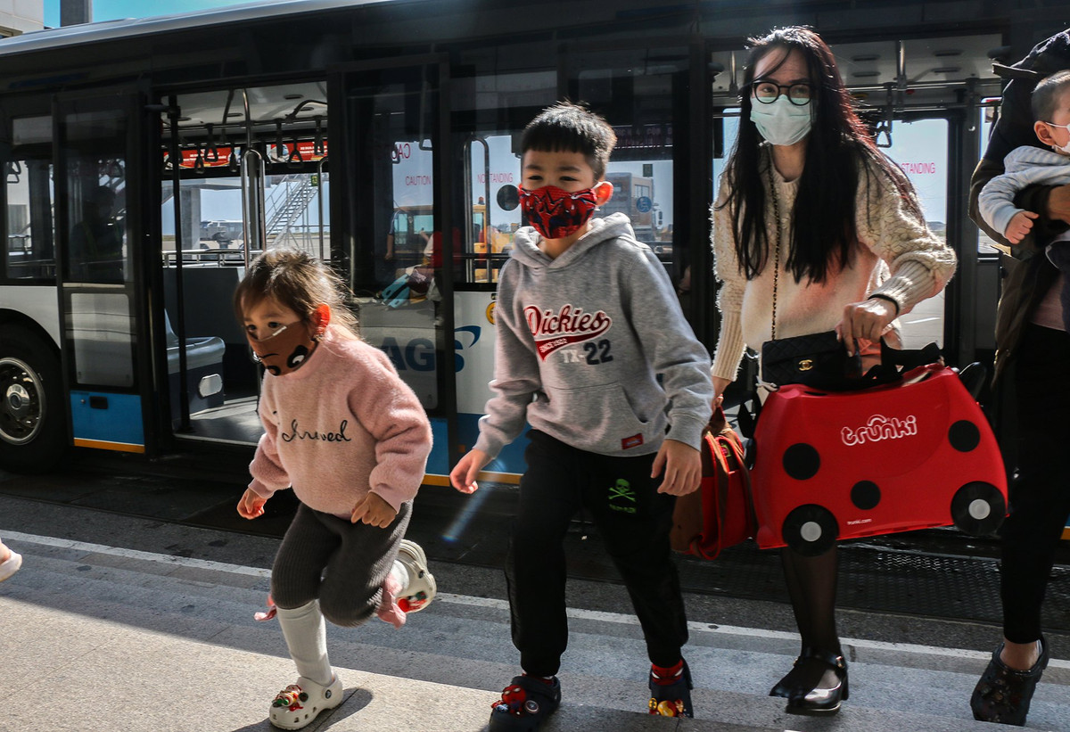 Gia đình chị Hương (ngụ Hà Nội) vào Nha Trang sớm để thăm gia đình, kết hợp du lịch. "Lúc đầu sợ 2 con mệt, nhưng chuyến bay thuận lợi. Giờ về nhà người thân, xong sẽ thăm thú hết Nha Trang", chị Hương vui vẻ nói.