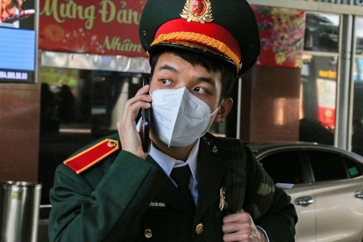 Đối với Huỳnh Nguyễn Hải Đăng, sinh viên năm 2 trường Học viện Quân y, chuyến đi này khá đặc biệt. "Em bận lịch học nên trễ chuyến bay Hà Nội - Đắk Lắk, nên phải mua vé chặng Cam Ranh đúng ngày mùng Một Tết. Giờ bố mẹ đưa xe từ Đắk Lắk xuống đón về, chậm xíu nhưng được ăn Tết cùng gia đình hạnh phúc còn gì bằng", Đăng tâm sự.