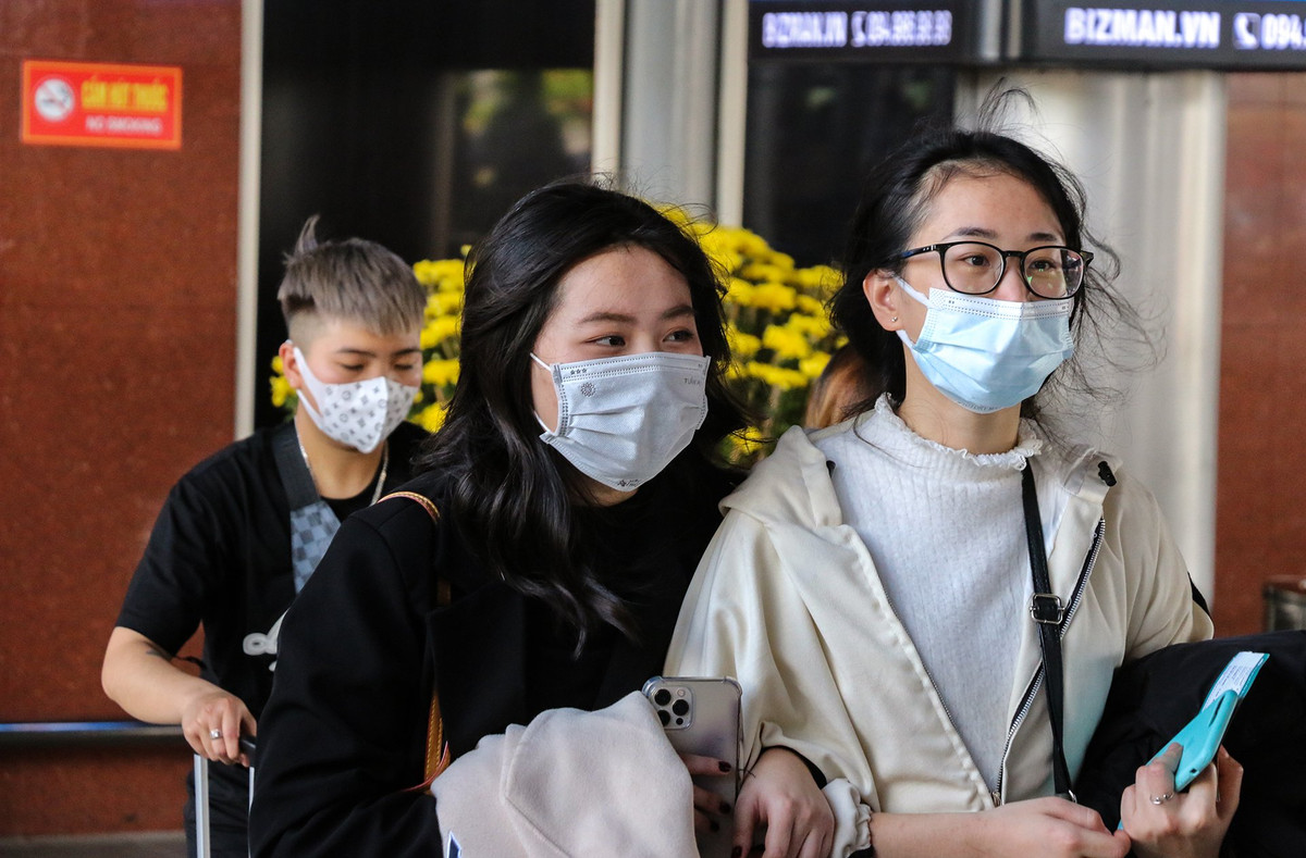 "Vào Nha Trang du lịch nhiều nhưng đây là lần đầu mình đi vào ngày mùng Một Tết nên có chút hồi hộp. Mình với bạn dự kiến sẽ đi tour 4 đảo và thăm đảo tôm hùm Bình Ba trong chuyến du lịch này", Vy Thị Oanh (trái) chia sẻ.
