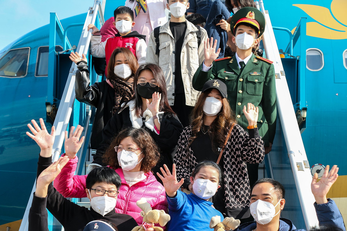 Đây là chuyến bay đưa những vị khách đầu tiên của năm Nhâm Dần đến Nha Trang - Khánh Hòa nghỉ dưỡng. Lãnh đạo UBND tỉnh, Sở Du lịch Khánh Hòa ra sân bay để chào đón, chúc mừng năm mới hành khách và tổ bay.