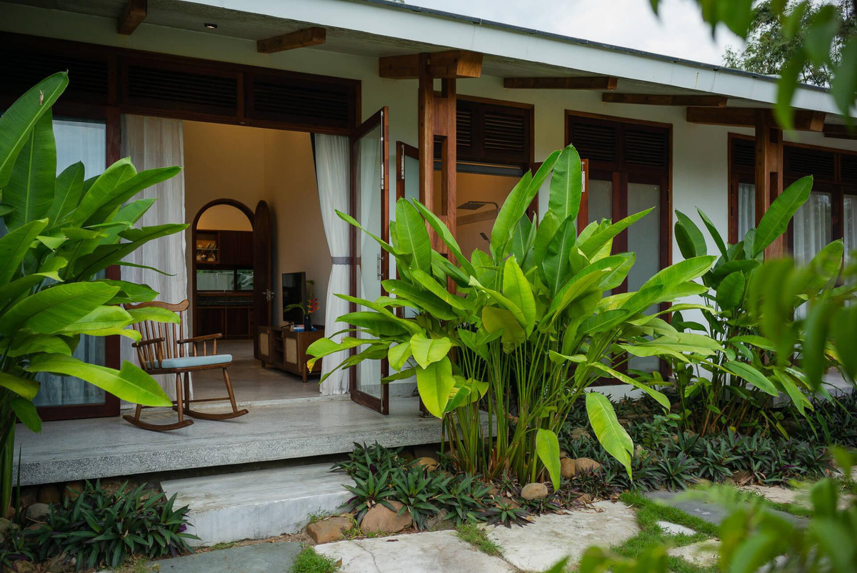 Nhờ sử dụng hệ cửa mở xung quanh nhà mà không gian trong nhà được tối ưu hóa, về ánh sáng và gió trời.