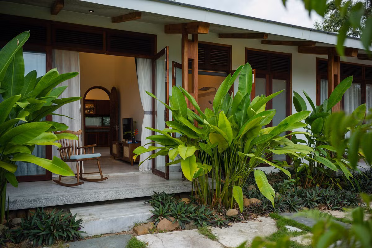 Nhờ sử dụng hệ cửa mở xung quanh nhà mà không gian trong nhà được tối ưu hóa, về ánh sáng và gió trời.