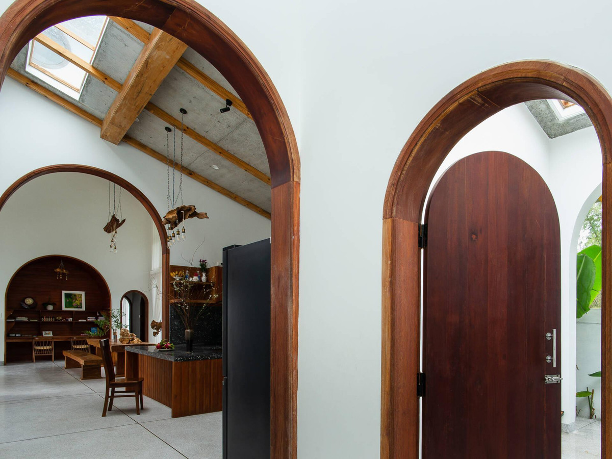 Không gian bếp mang tông màu gỗ chủ đạo, tại đây sử dụng hệ cửa sổ mở ra sân vườn có chức năng dẫn sáng và khuếch tán mùi thức ăn.