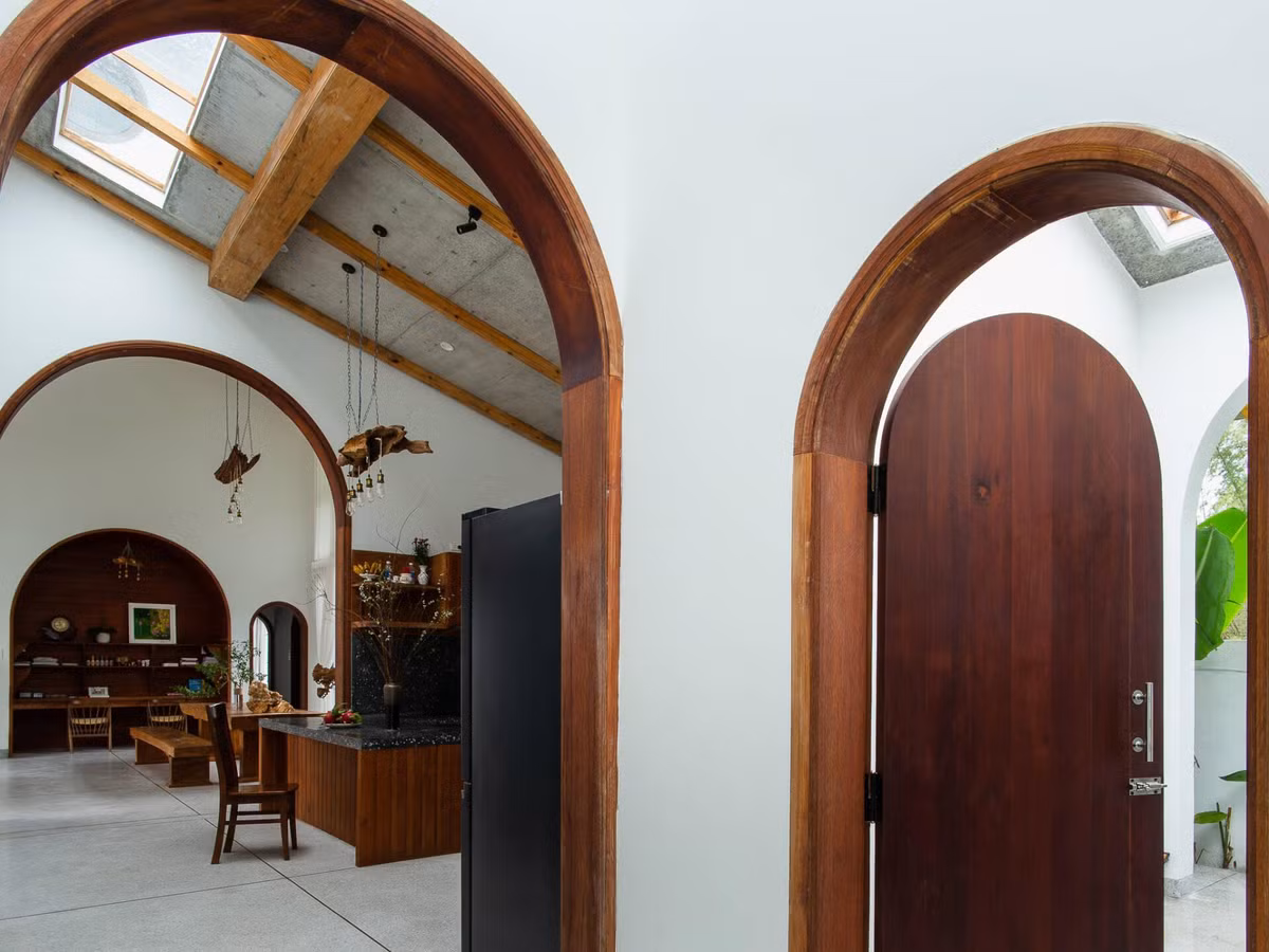 Không gian bếp mang tông màu gỗ chủ đạo, tại đây sử dụng hệ cửa sổ mở ra sân vườn có chức năng dẫn sáng và khuếch tán mùi thức ăn.