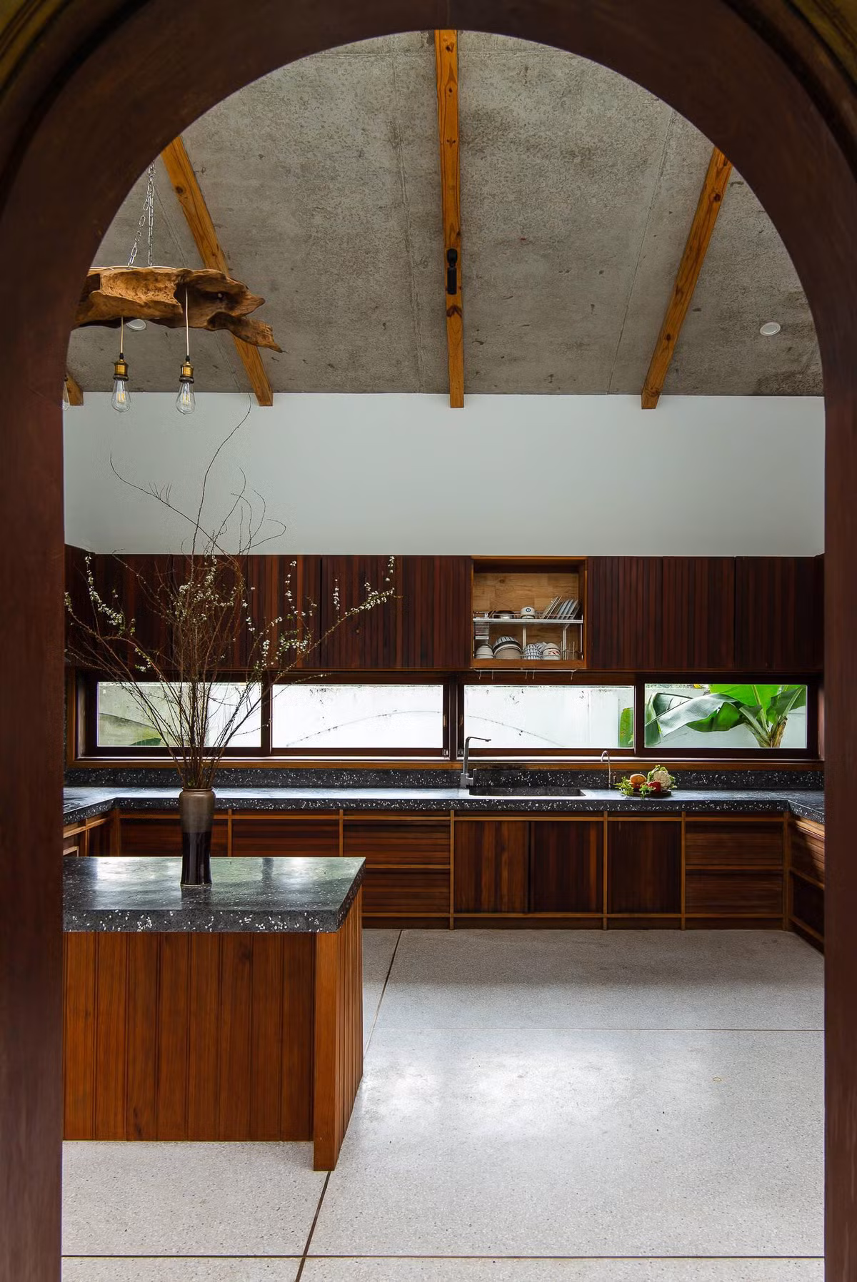 Các khối nhà lấy không gian phòng khách và phòng ăn làm trung tâm. Khu vực kho để đồ và giặt, phơi được bố trí ở phía cuối hành lang.