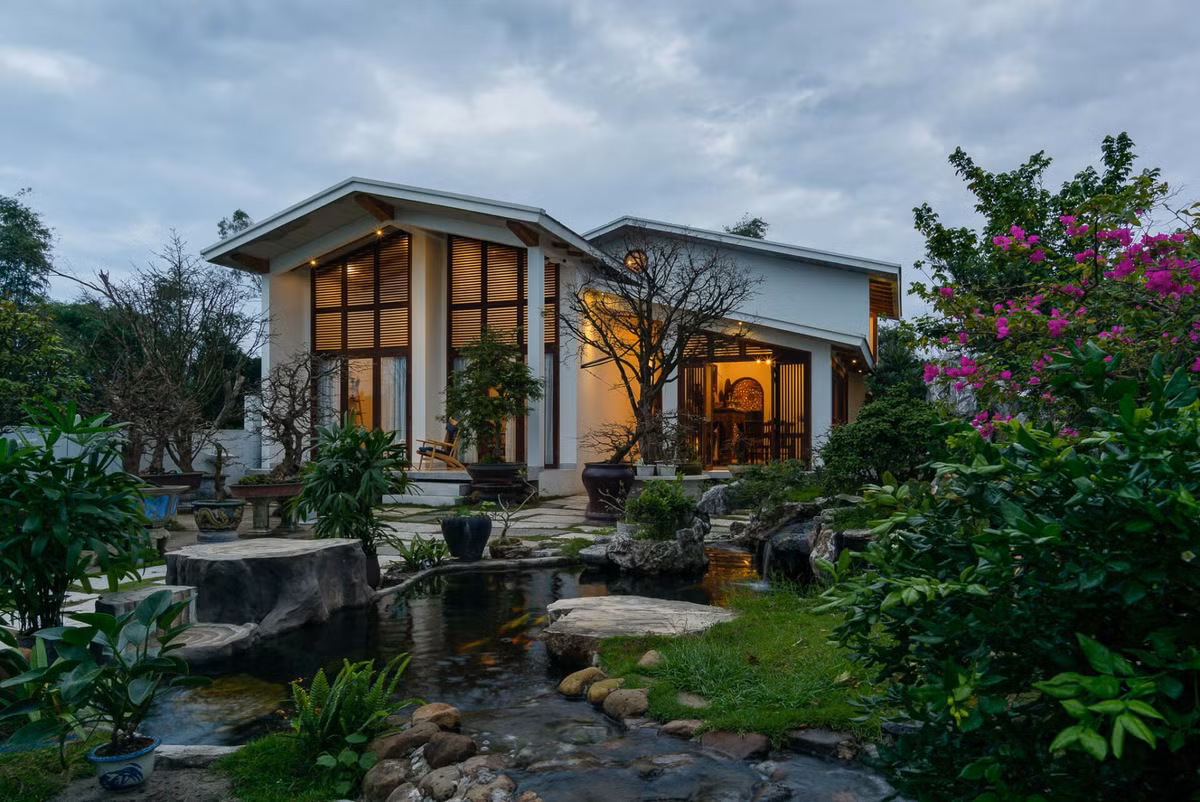 Nhờ việc đặt các không gian chức năng chính ở đúng hướng gió chính của ngôi nhà mà không khí trong nhà luôn được lưu thông tốt.