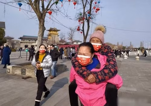 Con dau 65 tuoi cong me chong 95 tuoi choi tet gay sot mang