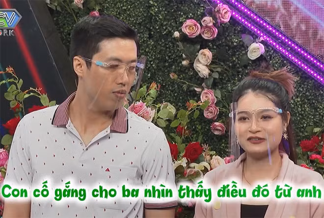 Kết thúc cuộc trò chuyện nhiều cảm xúc, cặp trai tài gái sắc đã cùng bấm nút trong niềm vui của ông bà mối và người thân.