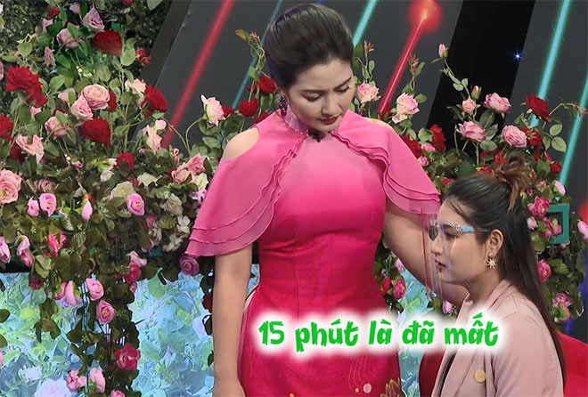 Tiếp đó, đàng gái bỗng nghẹn ngào tiết lộ: “Có một tin buồn về gia đình em, tháng 9 vừa qua ba em bị đột quỵ mất. Buổi sáng ba em vẫn còn nói cười vui vẻ lắm, leo lên nóc nhà dọn rác nữa. Đến 1 giờ rưỡi chiều là đột quỵ, 15 phút là đã mất, đi cấp cứu không kịp”.