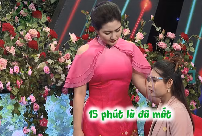 Tiếp đó, đàng gái bỗng nghẹn ngào tiết lộ: “Có một tin buồn về gia đình em, tháng 9 vừa qua ba em bị đột quỵ mất. Buổi sáng ba em vẫn còn nói cười vui vẻ lắm, leo lên nóc nhà dọn rác nữa. Đến 1 giờ rưỡi chiều là đột quỵ, 15 phút là đã mất, đi cấp cứu không kịp”.