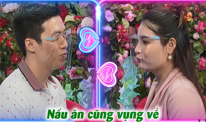 Mỹ Duyên thẳng thắn chia sẻ về tật xấu rằng: “Anh có ngại một người bạn gái dở không? Dở ẹc luôn đó! Em nấu ăn vụng về, việc nhà cũng vụng, không được đảm đang. Có nấu cơm mà quên bật nút nữa”. Văn Vị an ủi: “Không sao em, nấu ăn anh biết nhưng không ngon, vẫn ăn được. Anh sẽ bật nút cho”.