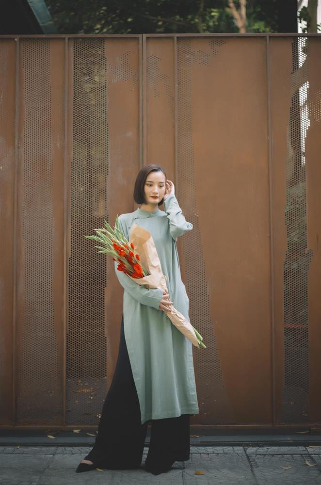 ê Thúy đăng ảnh diện áo dài: "Happy new year cả nhà, chúc cả nhà năm 2022 sẽ thật nhiều sức khỏe, hạnh phúc và thành công. Hãy gạt bỏ âu lo của năm cũ để đón một cái Tết thật vui nhé cả nhà nhé, happy Tết".