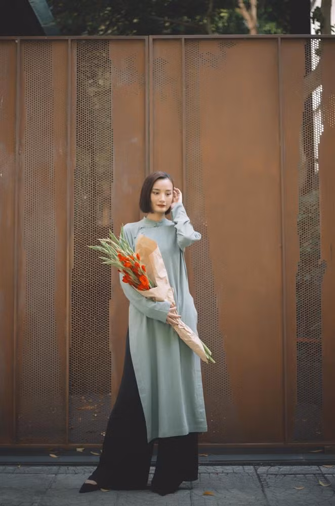 Lê Thúy đăng ảnh diện áo dài: "Happy new year cả nhà, chúc cả nhà năm 2022 sẽ thật nhiều sức khỏe, hạnh phúc và thành công. Hãy gạt bỏ âu lo của năm cũ để đón một cái Tết thật vui nhé cả nhà nhé, happy Tết".