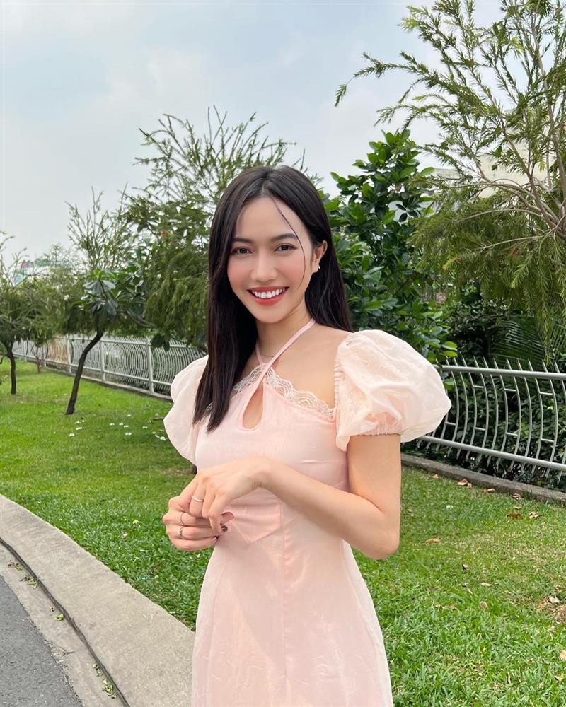 iệu Nhi hân hoan: "Chúc mừng năm mới cả nhà, mình cùng nhau đón giao thừa nha".