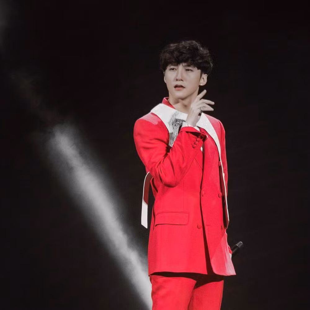 Sao nam Việt Sơn Tùng: "Xin chúc cho tất cả mọi người sẽ có một năm 2022 tràn ngập niềm vui, tràn ngập hạnh phúc, tràn ngập may mắn trong cuộc sống cũng như trong công việc. Đặc biệt phải có một sức khỏe thật tốt nhé… Có sức khỏe là có tất cả!".