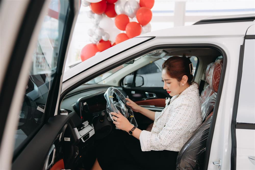 oa hậu Đại dương Đặng Thu Thảo sau những biến cố đời tư: "Cầu mong một năm mới 3 mẹ con và bố mẹ, gia đình, anh chị, tất cả mọi người bình an, thật nhiều sức khỏe! Năm mới lo kiếm tiền, không kiếm chuyện nữa. Mục tiêu kiếm thật nhiều tiền, học thêm chuyên ngành, thật xinh đẹp, phát triển đứa con tinh thần thành công".