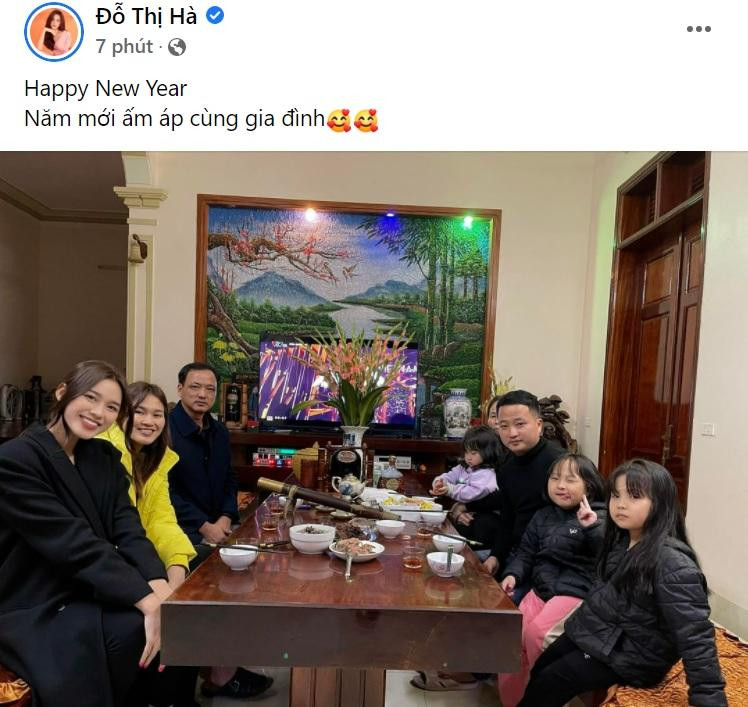 oa hậu Đỗ Thị Hà quây quần bên gia đình.