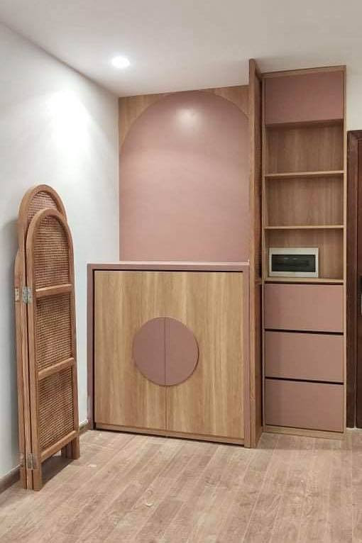 Nhà chung cư với diện tích hẹp sẽ không có nhiều lựa chọn để bàn thờ cho đúng phong thủy. Phần lớn các gia chủ sẽ đặt ở phòng khách. Phòng khách là không gian động, ảnh hưởng về mặt phong thủy. Vì bàn thờ là nơi tĩnh. Do đó, kiến trúc sư đã xử lý thêm tấm bình phong để ngăn cách hai nơi, tạo sự riêng tư cho góc tâm linh.