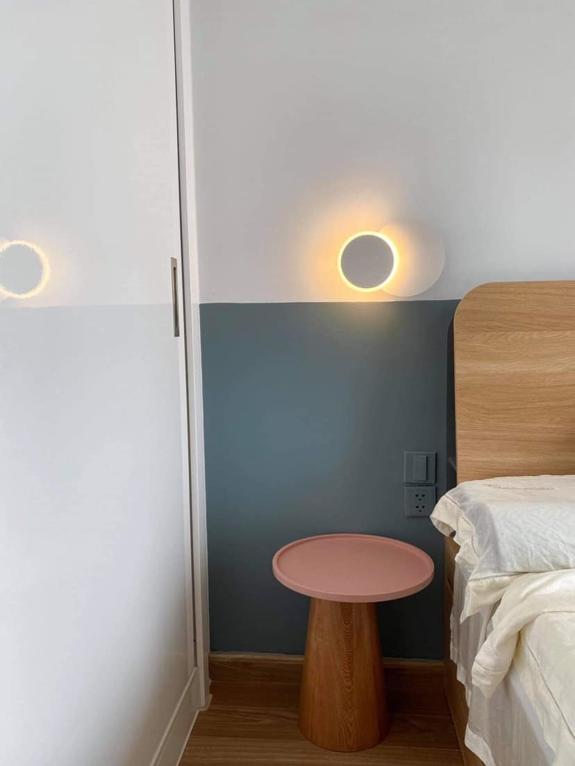 Các mảng màu tạo khối và điểm nhấn kết hợp thêm đèn led gắn tường giúp căn phòng thêm hấp dẫn.