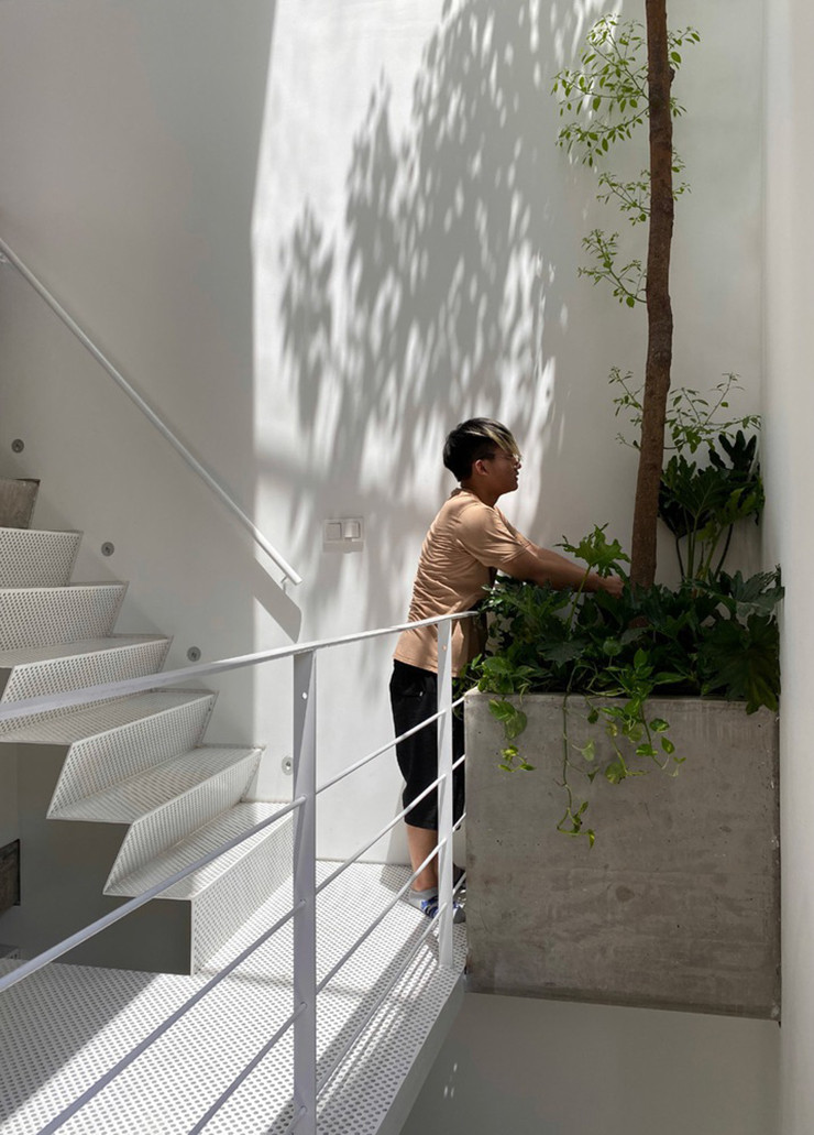 Cầu thang kim loại đục lỗ, giúp các phòng bên dưới vẫn lấy được ánh sáng tự nhiên.