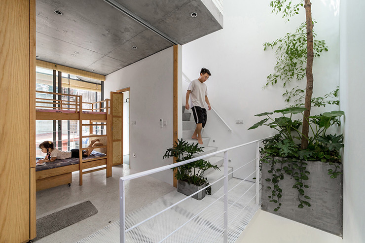 Bên trong, trần nhà có nhiều cao độ khác nhau, vừa làm rộng vừa tạo sự đa dạng về không gian cho một ngôi nhà nhỏ.