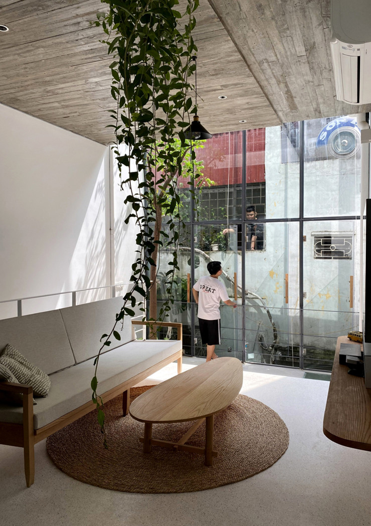 Phòng khách nằm ở tầng 3, kẹp giữa 2 tầng phòng ngủ, tạo sự liên kết giữa các thành viên trong gia đình tại không gian sinh hoạt chung.