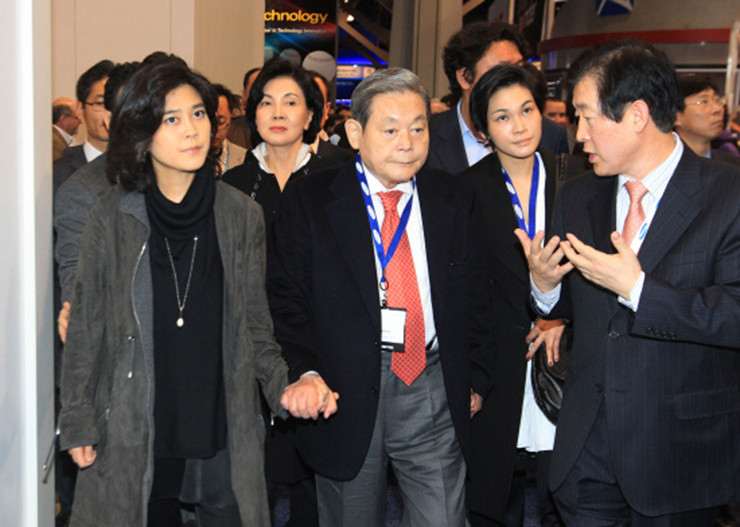 Có trong tay mọi thứ từ tiền tài đến quyền lực, Lee Boo-jin luôn được mệnh danh là "người phụ nữ số 1 Hàn Quốc" và đứng thứ 87 trong top 100 phụ nữ quyền lực nhất thế giới do tạp chí Forbes bình chọn.