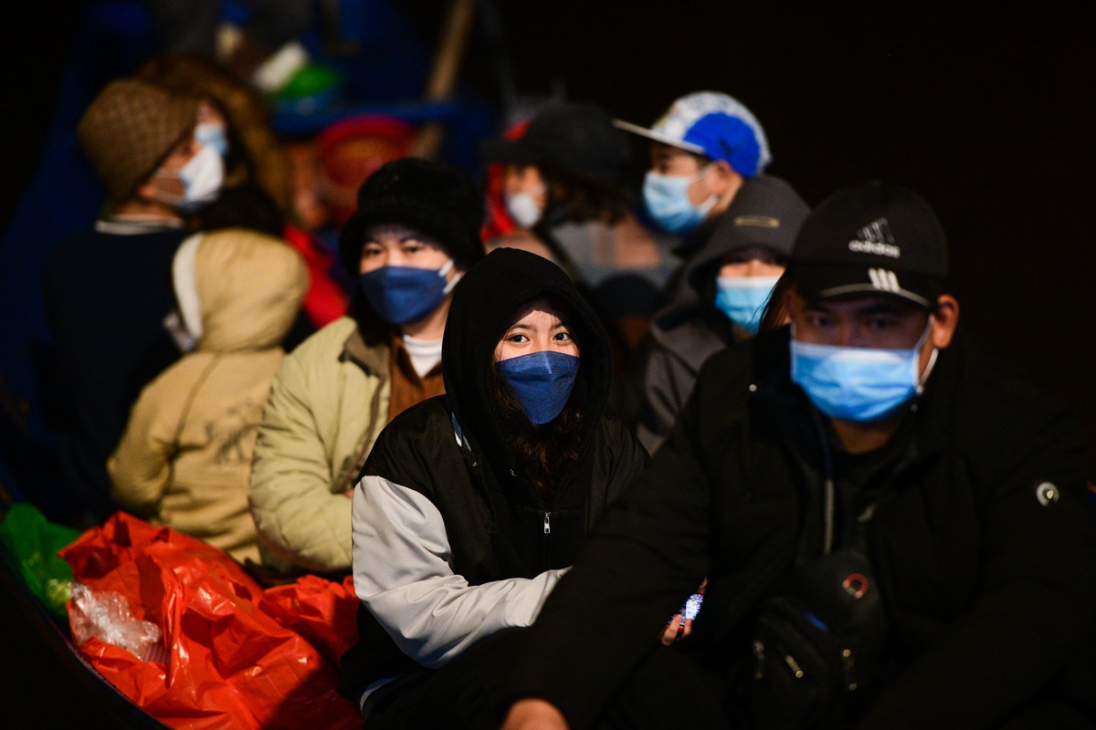 Với những người đã có nhiều kinh nghiệm đi chùa Hương, việc đi từ đêm trước sẽ tránh được cảnh chen chúc, quá tải khi xếp hàng lên cáp treo thậm chí ở cả khu vực leo lên động chính.