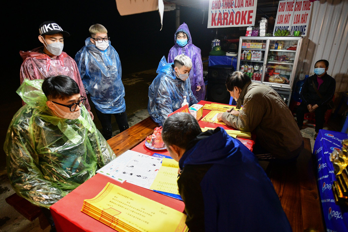 Tại đền Trình, một vài quầy viết sớ, bán đồ lễ sáng đèn cả đêm để phục vụ du khách.