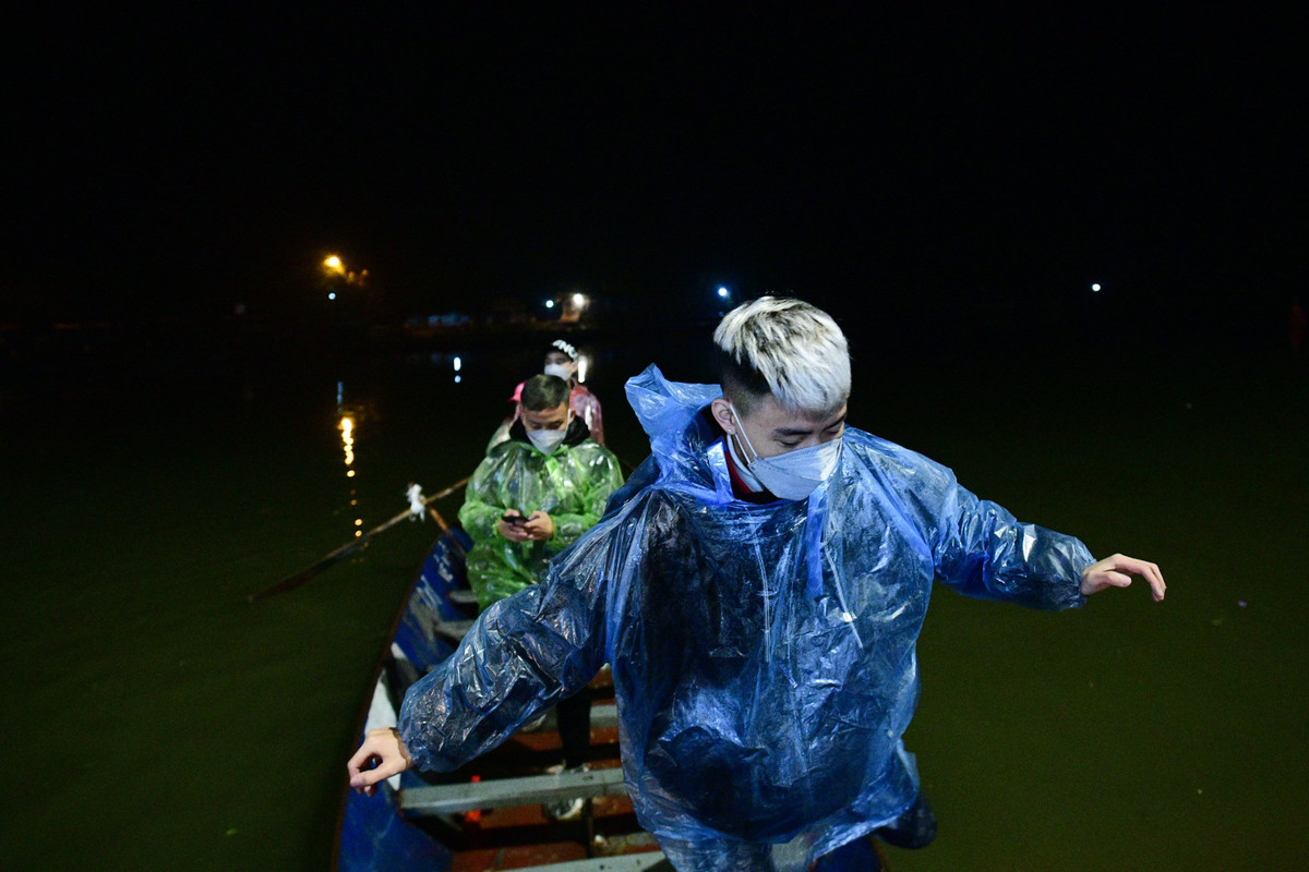 Thời tiết tại Hà Nội hôm nay có phần ấm hơn với 16 độ C, đêm và rạng sáng có mưa phùn. Nhiều người chuẩn bị sẵn áo mưa hoặc mua ở các cửa hàng tạp hóa tại bến Đục.