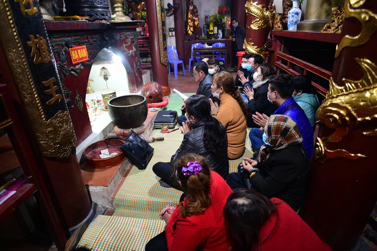 Bên trong chiếu lễ, nhiều đoàn khách đã ngồi khấn vái từ 2-3h.