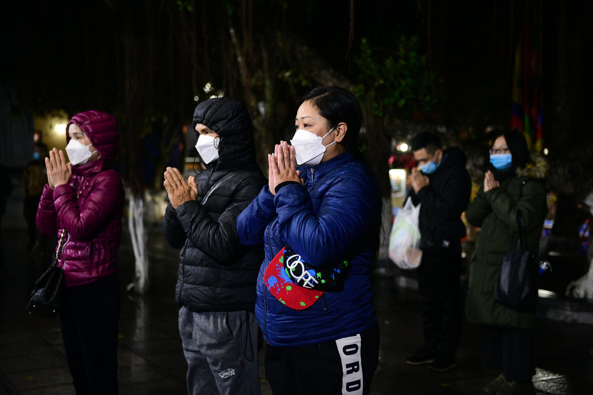 Trong sân đền Trình, du khách xếp hàng đứng lễ khi trời vẫn còn tối.