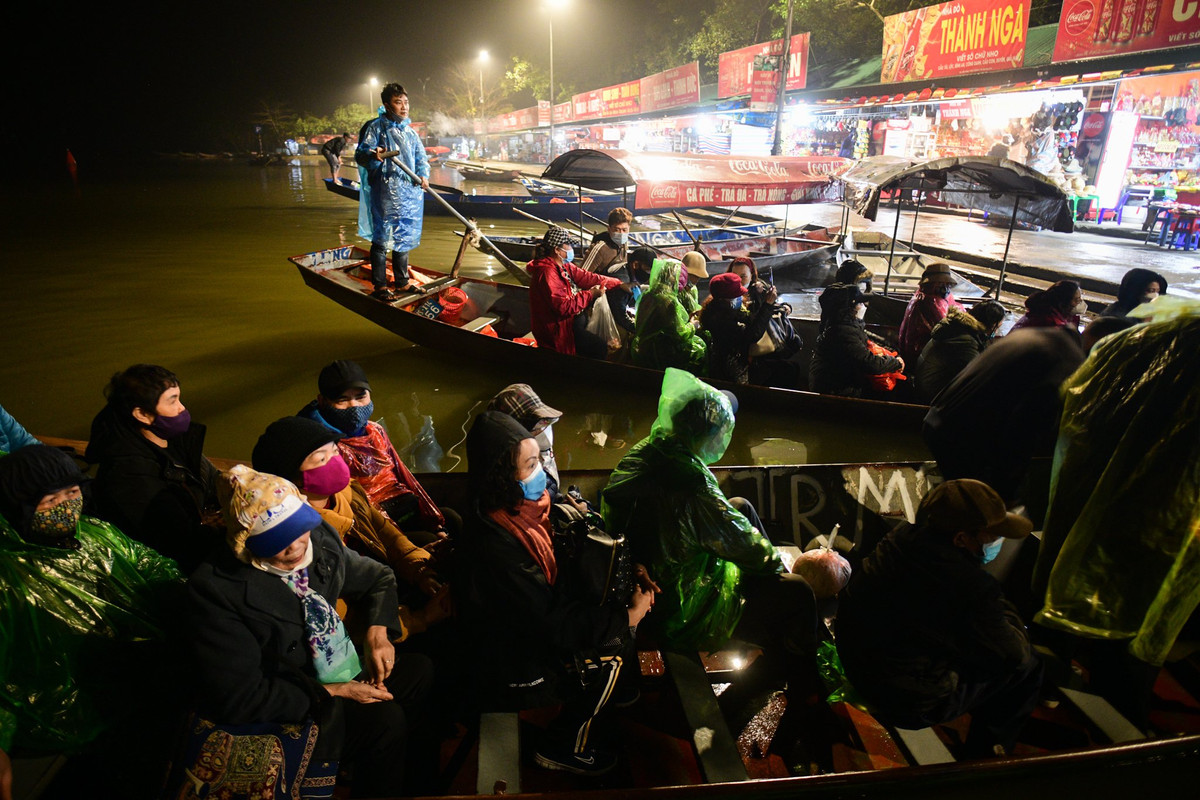 Những đoàn đi từ đêm trước ngày khai hội có nhiều người trẻ, gia đình hoặc nhóm phật tử với số lượng 10-60 người/nhóm.