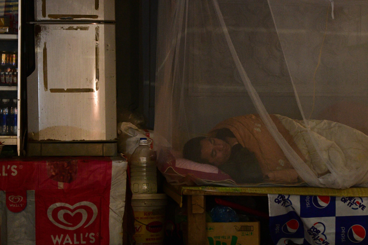 Lúc này nhiều hàng quán còn đóng cửa, chủ và người làm ngủ để ngày hôm sau có sức tiếp đón khách. Trước đó, Hà Nội đồng ý với đề xuất của UBND huyện Mỹ Đức về mở cửa tổ chức đón khách tới chùa Hương từ ngày 16/2. Đây là năm thứ hai liên tiếp lễ hội có quy mô lớn và kéo dài nhất miền Bắc không tổ chức khai hội, không đón khách dịp Tết Nguyên đán. Hội chùa Hương hàng năm được tổ chức lễ khai hội vào mùng 6 tháng giêng. Đây là lễ hội có quy mô và thời gian tổ chức dài nhất miền Bắc, từ đầu tháng Giêng đến hết tháng 3 Âm lịch.